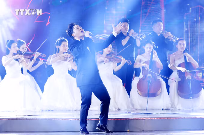vna_potal_tong_bi_thu_chu_tich_nuoc_to_lam_du_chuong_trinh_chinh_luan_nghe_thuat_“loi_nguoi_de_lai”_7566703.jpg