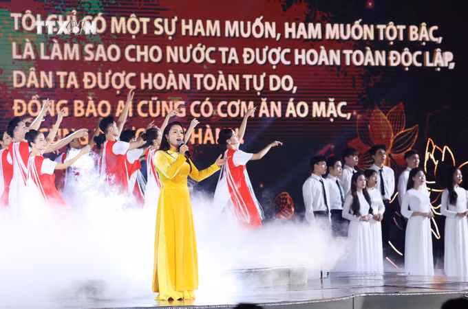 vna_potal_tong_bi_thu_chu_tich_nuoc_to_lam_du_chuong_trinh_chinh_luan_nghe_thuat_“loi_nguoi_de_lai”_7566704.jpg