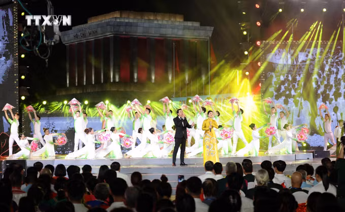 vna_potal_tong_bi_thu_chu_tich_nuoc_to_lam_du_chuong_trinh_chinh_luan_nghe_thuat_“loi_nguoi_de_lai”__7566549.jpg