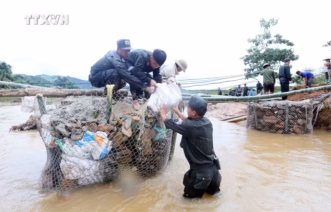 vna_potal_bo_tu_lenh_canh_sat_co_dong_tham_tang_qua_nhan_dan_vung_sat_lo_tinh_son_la_7549452.jpg