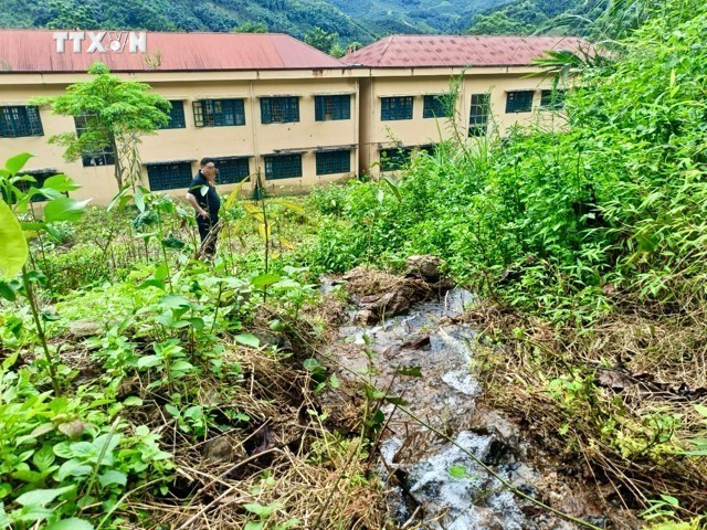 Một số vị trí biến dạng đất so với ban đầu do vỡ mạch nước ngầm, nước phun ra từ mặt đất, có nguy cơ sạt lở rất cao. Ảnh: Tuấn Anh - TTXVN vna_potal_yen_bai_mot_truong_hoc_phai_di_doi_do_nguy_co_sat_lo_dat__7550723.jpg