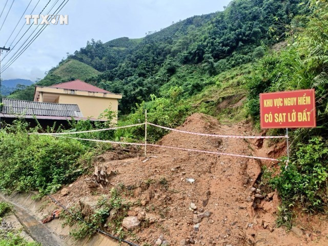 UBND xã Hồng Ca đã rào chắn, đặt biển cảnh báo nguy hiểm tại khu vực có nguy cơ sạt trượt. Ảnh: Tuấn Anh - TTXVN vna_potal_yen_bai_mot_truong_hoc_phai_di_doi_do_nguy_co_sat_lo_dat__7550716.jpg