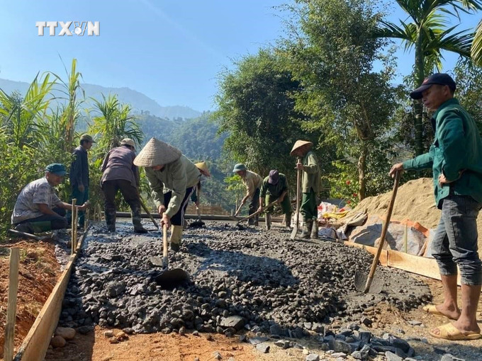 Nhân dân tham gia làm đường giao thông nông thôn ở xã Quang Kim, huyện Bát Xát. Ảnh: Hương Thu-TTXVN vna_potal_nguoi_dan_lao_cai_dong_long_hien_dat_gop_suc_xay_nong_thon_moi_6734294.jpg