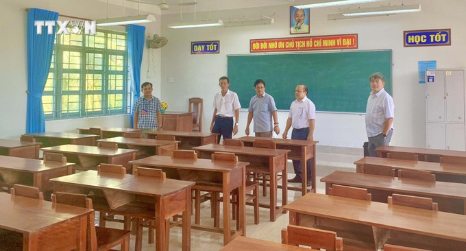 Ban Chỉ đạo Kỳ thi tốt THPT năm 2024 tỉnh Phú Yên kiểm tra cơ sở vật chất tại điểm thi thuộc huyện Tuy An. Ảnh: TTXVN phát vna_potal_phu_yen_dam_bao_cac_dieu_kien_de_ky_thi_tot_nghiep_thpt_nam_2024_dien_ra_an_toan_7439947.jpg