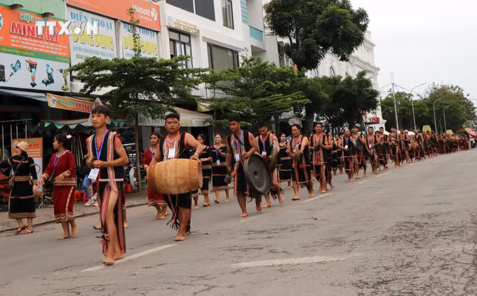 vna_potal_dac_sac_le_hoi_duong_pho_kon_tum_7751293.jpg