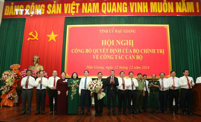 Các đồng chí lãnh đạo tỉnh chúc mừng ông Đồng Văn Thanh, Chủ tịch UBND tỉnh giữ chức Bí thư Tỉnh ủy Hậu Giang, nhiệm kỳ 2020-2025. Ảnh: Duy Khương - TTXVN vna_potal_ong_dong_van_thanh_giu_chuc_bi_thu_tinh_uy_chu_tich_ubnd_tinh_hau_giang_7752992.jpg