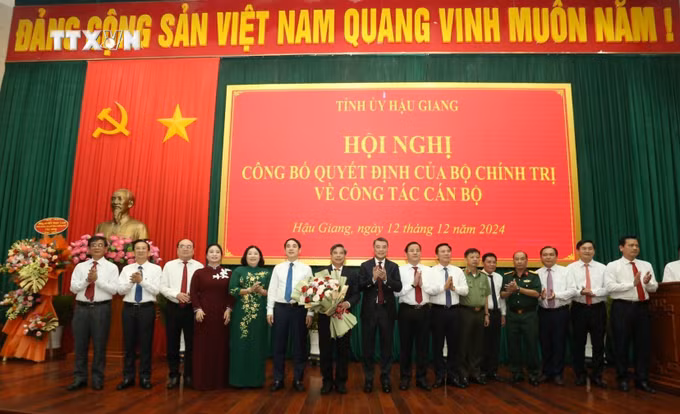 vna_potal_ong_dong_van_thanh_giu_chuc_bi_thu_tinh_uy_chu_tich_ubnd_tinh_hau_giang_7752992.jpg