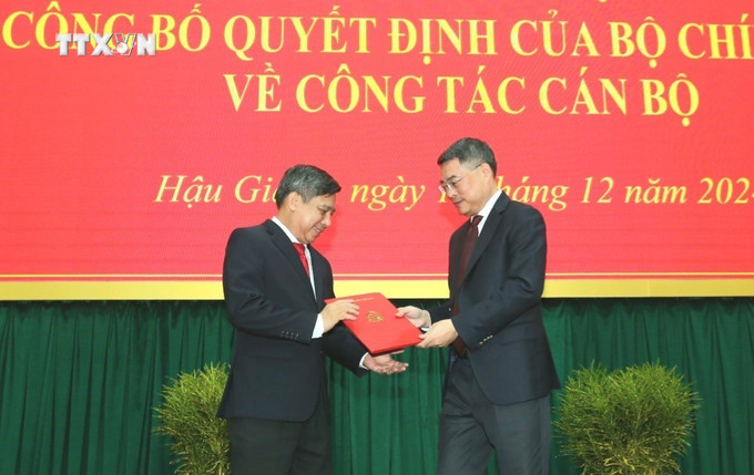 Đồng chí Lê Minh Hưng (phải), Ủy viên Bộ Chính trị, Bí thư Trung ương Đảng, Trưởng Ban Tổ chức Trung ương trao Quyết định cho ông Đồng Văn Thanh. Ảnh: Duy Khương - TTXVN vna_potal_ong_dong_van_thanh_giu_chuc_bi_thu_tinh_uy_chu_tich_ubnd_tinh_hau_giang_7752990.jpg