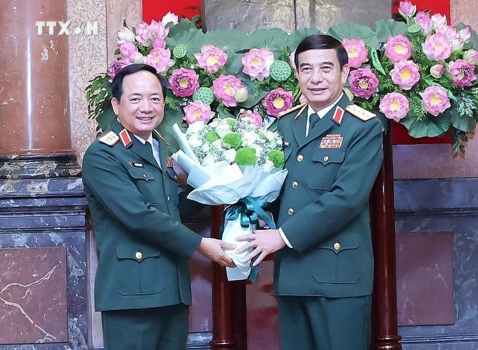Đại tướng Phan Văn Giang, Uỷ viên Bộ Chính trị, Phó Bí thư Quân uỷ Trung ương, Bộ trưởng Bộ Quốc phòng chúc mừng Thượng tướng Trịnh Văn Quyết. Ảnh: Nhan Sáng-TTXVN vna_potal_chu_tich_nuoc_trao_quyet_dinh_bo_nhiem_chuc_vu_chu_nhiem_tong_cuc_chinh_tri_qdnd_cho_thuong_tuong_trinh_van_quyet_7409697.jpg