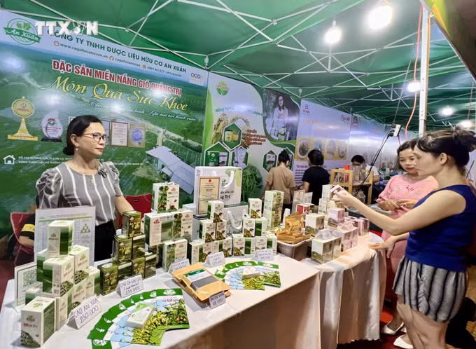 vna_potal_quang_tri_trung_bay_quang_ba_san_pham_ocop__6707823.jpg