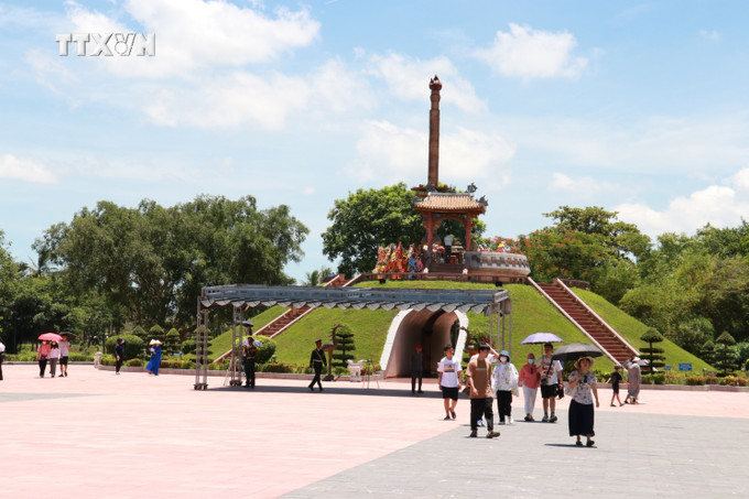 Thành cổ Quảng Trị. Ảnh: Thanh Thuỷ-TTXVN vna_potal_quang_tri_hang_nghin_luot_khach_den_vieng_va_dang_huong_tai_cac_nghia_trang_7487706.jpg