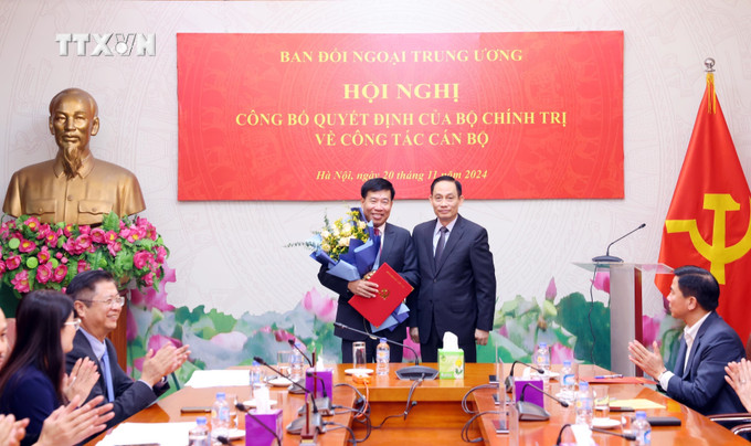 chí Lê Hoài Trung, Bí thư Trung ương Đảng, Trưởng ban Đối ngoại Trung ương trao Quyết định của Bộ Chính trị phân công đồng chí Nguyễn Mạnh Cường giữ chức Phó Trưởng Ban Đối ngoại Trung ương. Ảnh: Phạm Kiên – TTXVN vna_potal_dong_chi_nguyen_manh_cuong_giu_chuc_pho_truong_ban_doi_ngoai_trung_uong_7713273.jpg