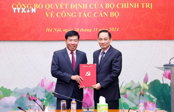 Đồng chí Lê Hoài Trung, Bí thư Trung ương Đảng, Trưởng ban Đối ngoại Trung ương trao Quyết định của Bộ Chính trị phân công đồng chí Nguyễn Mạnh Cường giữ chức Phó Trưởng Ban Đối ngoại Trung ương. Ảnh: Phạm Kiên – TTXVN vna_potal_dong_chi_nguyen_manh_cuong_giu_chuc_pho_truong_ban_doi_ngoai_trung_uong_7713267.jpg