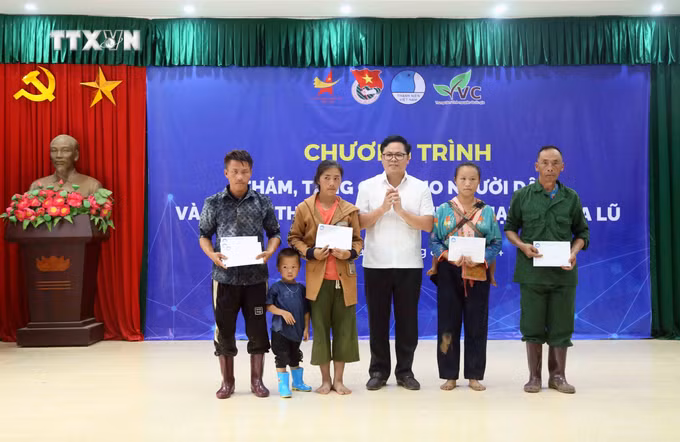 vna_potal_trung_uong_doan_tham_tang_qua_nhan_dan_va_thanh_thieu_nhi_vung_bi_thien_tai_xa_chieng_noi_son_la_7535266.jpg