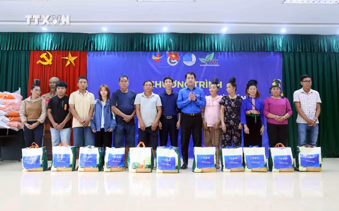 vna_potal_trung_uong_doan_tham_tang_qua_nhan_dan_va_thanh_thieu_nhi_vung_bi_thien_tai_xa_chieng_noi_son_la_7535283.jpg
