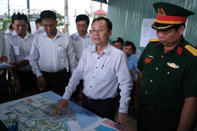 Bí thư Thành ủy Cần Thơ Nguyễn Văn Hiếu chỉ đạo công tác triển khai Dự án bảo tồn Di tích lịch sử Lộ Vòng Cung. Ảnh: Thanh Liêm - TTXVN vna_potal_bi_thu_thanh_uy_can_tho_kiem_tra_du_an_bao_ton_di_tich_lich_su_lo_vong_cung_7534112.jpg