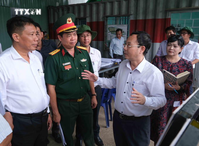 Bí thư Thành ủy Cần Thơ Nguyễn Văn Hiếu chỉ đạo công tác triển khai Dự án bảo tồn Di tích lịch sử Lộ Vòng Cung. Ảnh: Thanh Liêm - TTXVN vna_potal_bi_thu_thanh_uy_can_tho_kiem_tra_du_an_bao_ton_di_tich_lich_su_lo_vong_cung_7534119.jpg