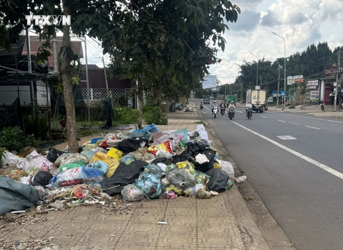 Rác thải tràn ngập vỉa hè trên địa bàn thị trấn Lộc Thắng, huyện Bảo Lâm. Ảnh: TTXVN phát vna_potal_rac_thai_u_dong_khap_huyen_bao_lam_lam_dong_7535223 (1).jpg