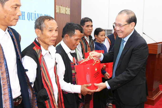 Phó Chủ tịch Hoàng Công Thủy tặng quà lưu niệm cho Đoàn đại biểu người có uy tín tiêu biểu của tỉnh Quảng Trị. Ảnh: daidoanket.vn Phó Chủ tịch Hoàng Công Thủy tặng quà lưu niệm cho Đoàn đại biểu người có uy tín tiêu biểu của tỉnh Quảng Trị. Ảnh: daidoanket.vn