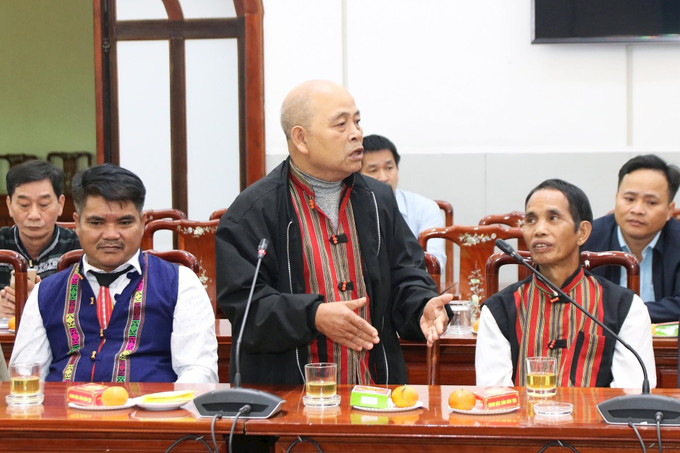 Đại diện Đoàn đại biểu người có uy tín tiêu biểu của tỉnh Quảng Trị trao đổi, đóng góp ý kiến tại buổi làm việc. Ảnh: daidoanket.vn HoangCongThuy2.jpg