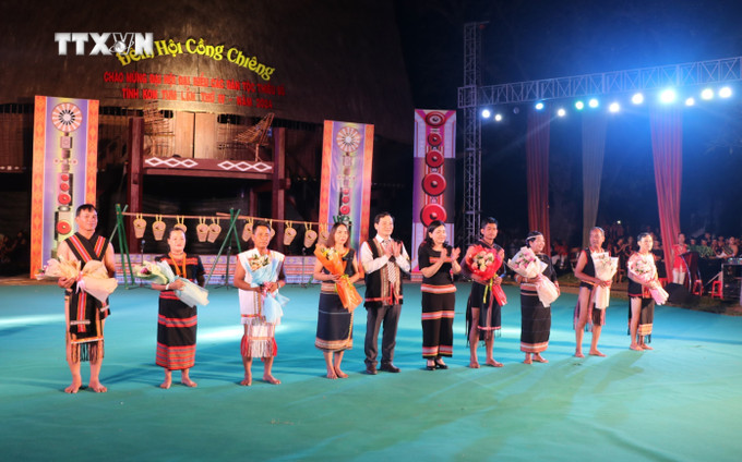 Ban tổ chức tặng hoa cho các đoàn tham dự. Ảnh: Dư Toán – TTXVN vna_potal_dem_hoi_cong_chieng_am_vong_coi_nguon_–_doan_ket_cac_dan_toc_tinh_kon_tum_7645069.jpg