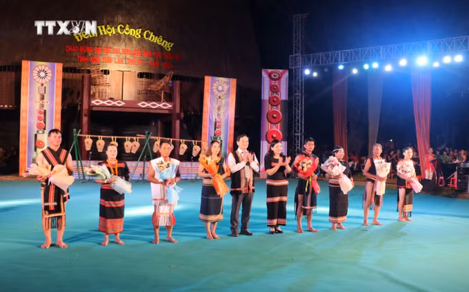 vna_potal_dem_hoi_cong_chieng_am_vong_coi_nguon_–_doan_ket_cac_dan_toc_tinh_kon_tum_7645069.jpg