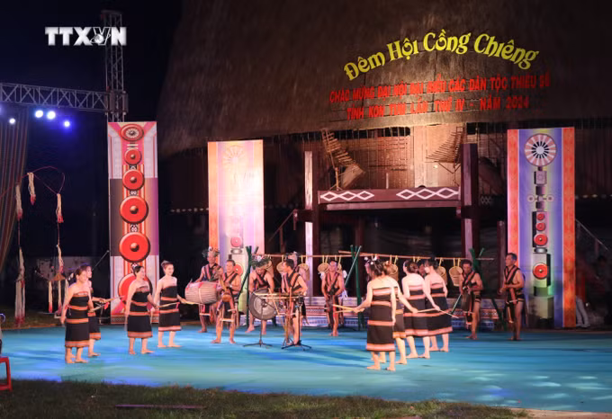 vna_potal_dem_hoi_cong_chieng_am_vong_coi_nguon_–_doan_ket_cac_dan_toc_tinh_kon_tum_7645067.jpg