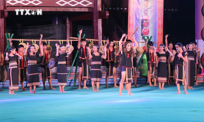 Tiết mục Cồng chiêng, Xoang “Mừng ngày hội” của đoàn nghệ nhân Rơ Ngao (nhóm địa phương thuộc dân tộc Bahnar) đến từ huyện Đăk Hà. Ảnh: Dư Toán – TTXVN vna_potal_dem_hoi_cong_chieng_am_vong_coi_nguon_–_doan_ket_cac_dan_toc_tinh_kon_tum_7645074.jpg