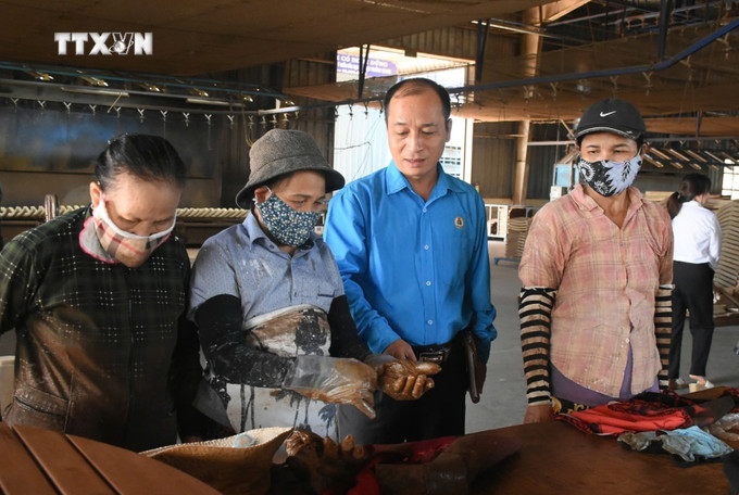 Đoàn ĐBQH tỉnh Kon Tum thăm hỏi, động viên công nhân, người lao động tại một số công ty trên địa bàn. Ảnh: Khoa Chương - TTXVN vna_potal_doan_dbqh_tinh_kon_tum_tiep_xuc_voi_cu_tri_la_cong_nhan_nguoi_lao_dong__7654042.jpg