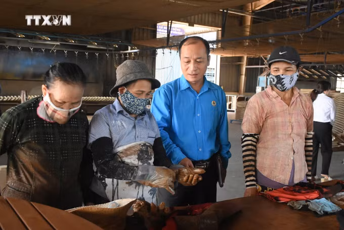 vna_potal_doan_dbqh_tinh_kon_tum_tiep_xuc_voi_cu_tri_la_cong_nhan_nguoi_lao_dong__7654042.jpg