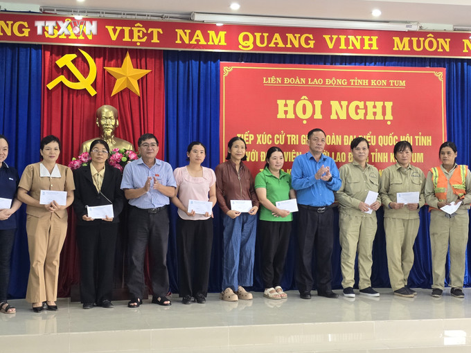 Tặng quà cho công nhân, người lao động có hoàn cảnh khó khăn tại buổi tiếp xúc cử tri. Ảnh: Khoa Chương - TTXVN vna_potal_doan_dbqh_tinh_kon_tum_tiep_xuc_voi_cu_tri_la_cong_nhan_nguoi_lao_dong__7654043.jpg
