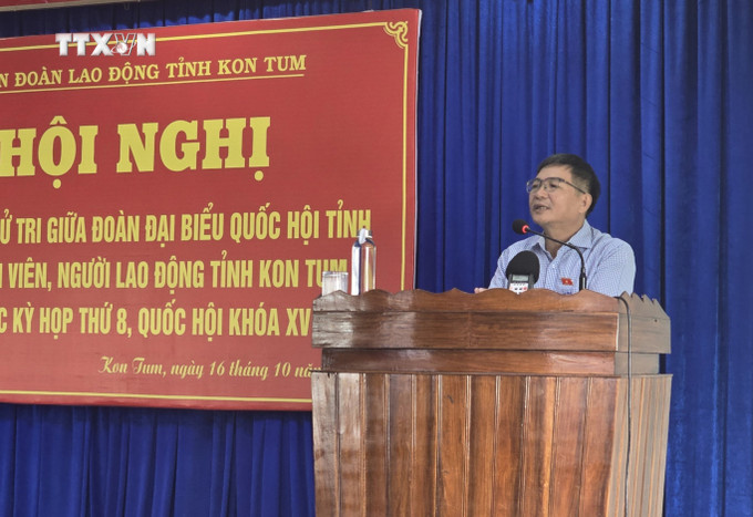 Phó trưởng Đoàn ĐBQH chuyên trách tỉnh Kon Tum Phạm Đình Thanh phát biểu tại buổi tiếp xúc cử tri. Ảnh: Khoa Chương - TTXVN vna_potal_doan_dbqh_tinh_kon_tum_tiep_xuc_voi_cu_tri_la_cong_nhan_nguoi_lao_dong__7654040.jpg