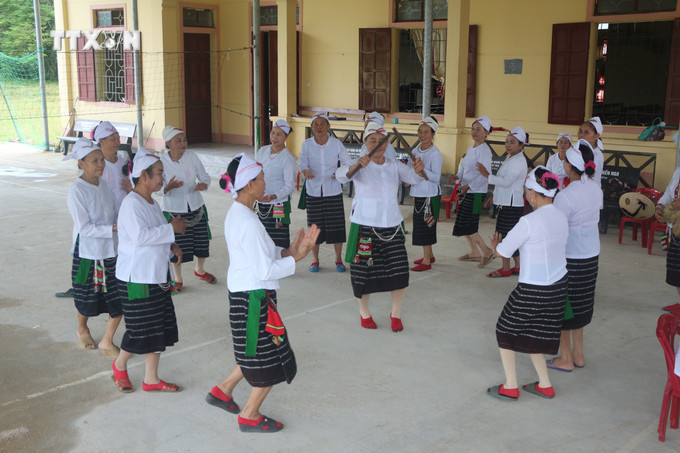 Tại xã Giai Xuân, huyện Tân Kỳ, các câu lạc bộ cồng chiêng, múa hát, dệt võng gai đã được thành lập, duy trì và biểu diễu thường xuyên. Ảnh: Bích Huệ - TTXVN vna_potal_van_hoa_soi_duong_nghe_an_bao_ton_van_hoa_cong_chieng_dong_bao_tho_7655761.jpg