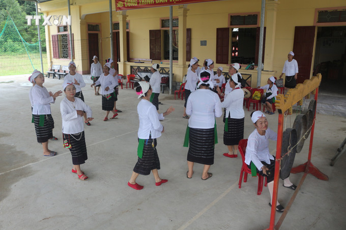 Cứ vào các dịp lễ tết, lễ mừng lúa mới hay lễ xuống đồng, đồng bào dân tộc Thổ lại mở hội cồng chiêng. Ảnh: Bích Huệ - TTXVN vna_potal_van_hoa_soi_duong_nghe_an_bao_ton_van_hoa_cong_chieng_dong_bao_tho_7655723.jpg