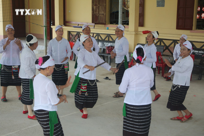 Tại xã Giai Xuân, huyện Tân Kỳ, các câu lạc bộ cồng chiêng, múa hát, dệt võng gai đã được thành lập, duy trì và biểu diễu thường xuyên. Ảnh: Bích Huệ - TTXVN vna_potal_van_hoa_soi_duong_nghe_an_bao_ton_van_hoa_cong_chieng_dong_bao_tho_7655786.jpg