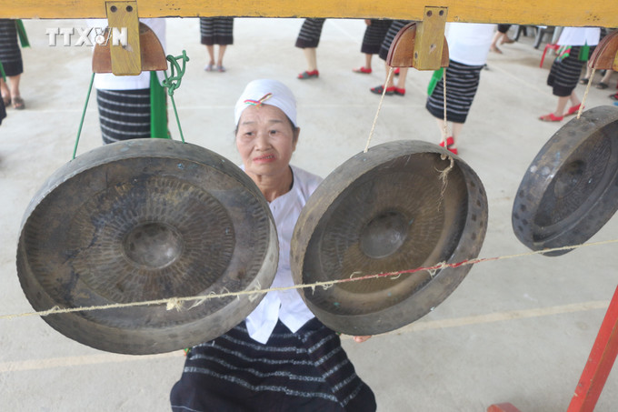 Nhiều địa phương huy động nguồn vốn xã hội hóa để mua cồng, chiêng mới phục vụ công tác bảo tồn. Ảnh: Bích Huệ - TTXVN vna_potal_van_hoa_soi_duong_nghe_an_bao_ton_van_hoa_cong_chieng_dong_bao_tho_7655694.jpg