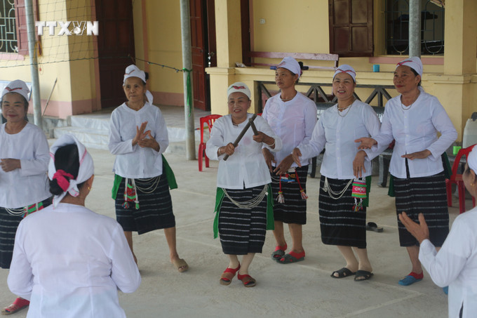 Tại xã Giai Xuân, huyện Tân Kỳ, các câu lạc bộ cồng chiêng, múa hát, dệt võng gai đã được thành lập, duy trì và biểu diễu thường xuyên. Ảnh: Bích Huệ - TTXVN vna_potal_van_hoa_soi_duong_nghe_an_bao_ton_van_hoa_cong_chieng_dong_bao_tho_7655766.jpg
