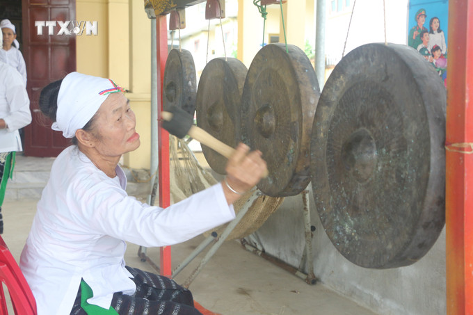Tiếng cồng, chiêng gắn bó với đồng bào dân tộc Thổ ở Nghệ An từ khi mới sinh ra cho tới lúc trở về với tổ tiên. Ảnh: Bích Huệ - TTXVN vna_potal_van_hoa_soi_duong_nghe_an_bao_ton_van_hoa_cong_chieng_dong_bao_tho_7655736.jpg