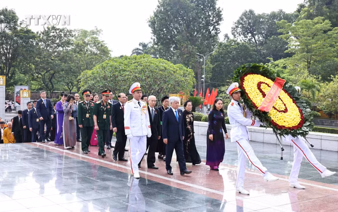 vna_potal_doan_dai_bieu_du_dai_hoi_mttq_viet_nam_lan_thu_x_tuong_niem_cac_anh_hung_liet_si__7653614.jpg