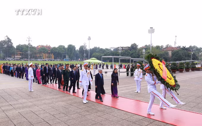 vna_potal_doan_dai_bieu_du_dai_hoi_mttq_viet_nam_lan_thu_x_vao_lang_vieng_chu_tich_ho_chi_minh__7653596.jpg
