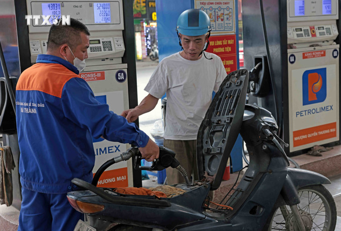 Mua bán xăng, dầu tại một điểm kinh doanh xăng dầu trên địa bàn Hà Nội. Ảnh: Trần Việt - TTXVN vna_potal_gia_xang_dau_tang_manh_tu_15_gio_ngay_10102024_7644386.jpg
