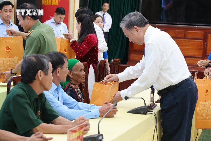 Tổng Bí thư, Chủ tịch nước Tô Lâm tặng quà Mẹ Việt Nam Anh hùng, thương binh, bệnh binh, gia đình chính sách tiêu biểu của tỉnh. Ảnh: Lâm Khánh - TTXVN vna_potal_tong_bi_thu_chu_tich_nuoc_to_lam_tham_hoi_tang_qua_doi_tuong_chinh_sach_tinh_quang_tri_7654731.jpg