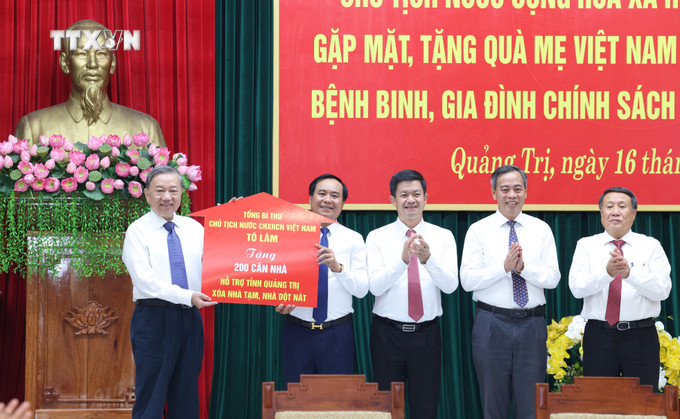 Tổng Bí thư, Chủ tịch nước Tô Lâm trao tượng trưng 200 căn nhà hỗ trợ nhân dân tỉnh Quảng Trị xoá nhà tạm, nhà dột nát. Ảnh: Lâm Khánh - TTXVN vna_potal_tong_bi_thu_chu_tich_nuoc_to_lam_tham_hoi_tang_qua_doi_tuong_chinh_sach_tinh_quang_tri_7654730.jpg