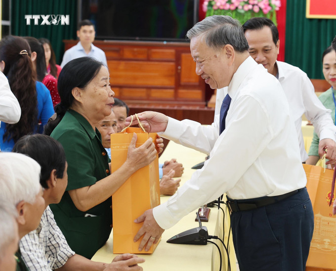 Tổng Bí thư, Chủ tịch nước Tô Lâm tặng quà Mẹ Việt Nam Anh hùng, thương binh, bệnh binh, gia đình chính sách tiêu biểu của tỉnh. Ảnh: Lâm Khánh - TTXVN vna_potal_tong_bi_thu_chu_tich_nuoc_to_lam_tham_hoi_tang_qua_doi_tuong_chinh_sach_tinh_quang_tri_7654733.jpg