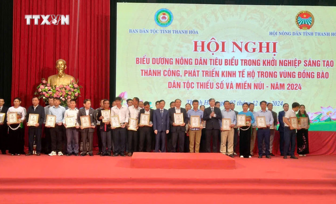 Trao chứng nhận và vinh danh gương nông dân tiêu biểu trong khởi nghiệp sáng tạo thành công, phát triển kinh tế hộ trong vùng đồng bào dân tộc thiểu số và miền núi năm 2024. Ảnh: Nguyễn Nam-TTXVN vna_potal_thanh_hoa_bieu_duong_nong_dan_vung_mien_nui_khoi_nghiep_sang_tao_7744468.jpg