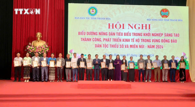 Trao chứng nhận và vinh danh gương nông dân tiêu biểu trong khởi nghiệp sáng tạo thành công, phát triển kinh tế hộ trong vùng đồng bào dân tộc thiểu số và miền núi năm 2024. Ảnh: Nguyễn Nam-TTXVN vna_potal_thanh_hoa_bieu_duong_nong_dan_vung_mien_nui_khoi_nghiep_sang_tao_7744467.jpg