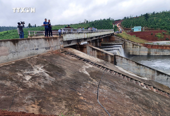 Nhiều vết nứt trên thân đập Đắk Nting. Ảnh tư liệu: Minh Hưng – TTXVN vna_potal_chua_xac_dinh_duoc_nguyen_nhan_su_co_ho_chua_nuoc_dak_nting_7322700.jpg