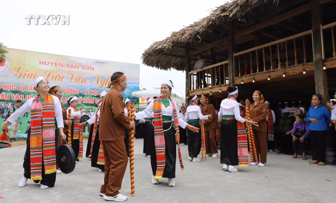 vna_potal_hang_nghin_luot_du_khach_do_ve_den_hung_truoc_ngay_gio_to_nam_2024_7321777.jpg