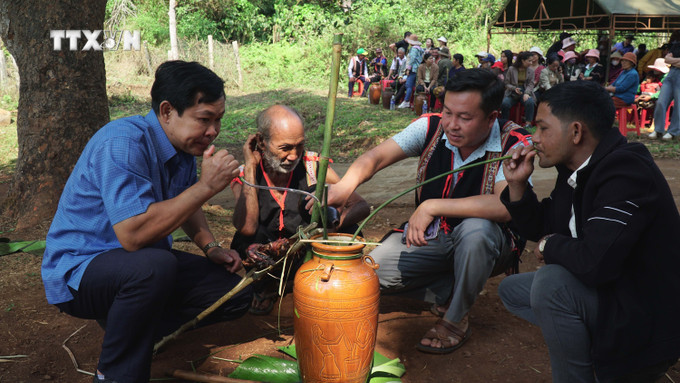 Tái hiện nghi lễ cầu mưa của đồng bào Bahnar ở làng Hnap, xã K'Dang, huyện Đăk Đoa, tỉnh Gia Lai. Ảnh: Hoài Nam – TTXVN vna_potal_van_hoa_soi_duong_hoi_sinh_le_cau_mua_cua_dong_bao_bahnar_o_gia_lai_7323179 (1).jpg