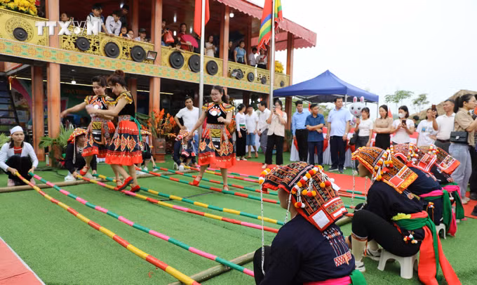 vna_potal_phu_tho_hang_nghin_luot_du_khach_do_ve_den_hung_truoc_ngay_gio_to_7321781.jpg